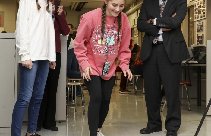 ORNL Director Thomas Zacharia visited with Robertsville Middle School’s STEM class. 