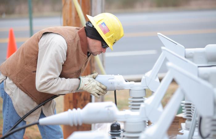 Maintaining the Chattanooga EPB electricity grid (courtesy: Chattanooga EPB).