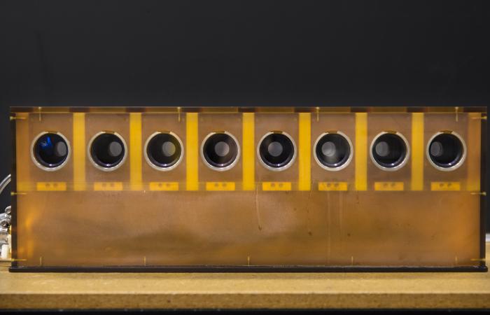 8-position NeutroniQ8 Peltier sample changer