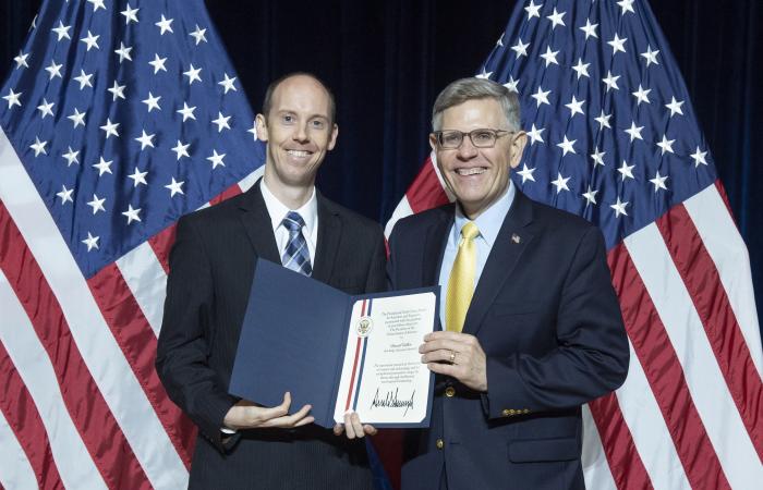 ORNL’s David Cullen, left, received a PECASE citation from Kelvin Droegemeier, Director of The White House Office of Science and Technology Policy. Credit: Donica Payne/U.S. Dept. of Energy