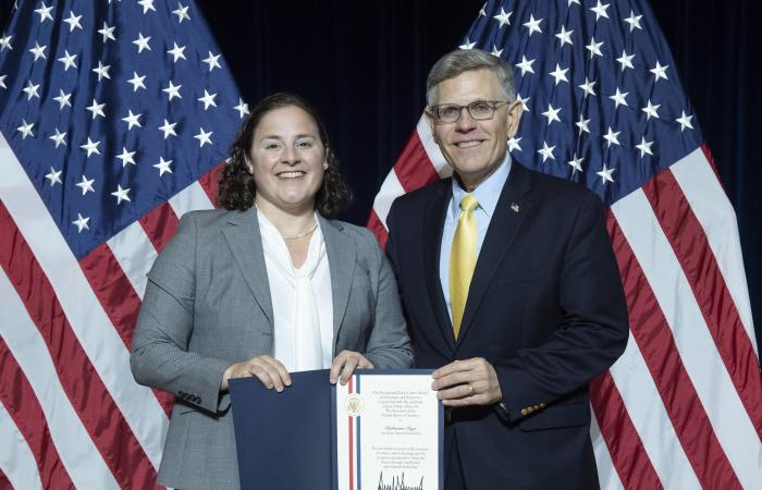 ORNL’s Kate Page, left, received a PECASE citation from Kelvin Droegemeier, Director of The White House Office of Science and Technology Policy. Credit: Donica Payne/U.S. Dept. of Energy