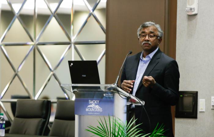 Laboratory Director Thomas Zacharia opens the annual Smoky Mountains Mobility Conference 