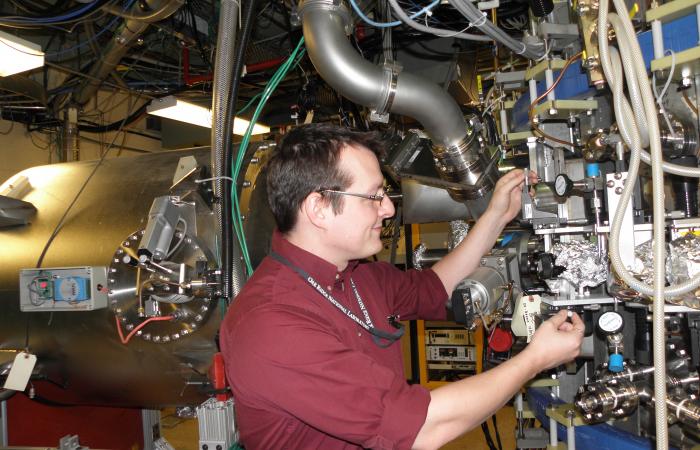 ORNL’s Drew Elliott served as a major collaborator in upgrading the Princeton Plasma Physics Laboratory’s Lithium Tokamak Experiment-Beta. Credit: Robert Kaita, Princeton Plasma Physics Laboratory