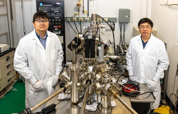 Wonhee Ko, left, and An-Ping Li pose with a scanning tunneling microscope in the Center for Nanophase Materials Sciences in February 2020. Credit: Carlos Jones/ORNL, U.S. Dept. of Energy
