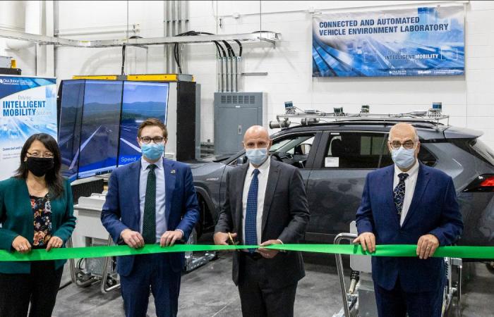 EERE Assistant Secretary Daniel Simmons, center right, with ORNL’s Xin Sun, EERE Deputy Assistant Secretary Alex Fitzsimmons and ORNL’s Moe Khaleel, helped launch new capabilities to advance connected and automated vehicle technologies at the DOE National Transportation Research Center at ORNL. Credit: Carlos Jones/ORNL, U.S. Dept. of Energy