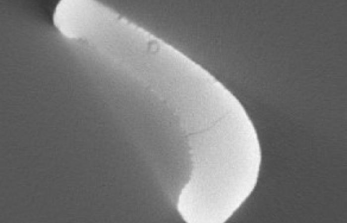 A standard X-ray CT image of a 3D-printed metal turbine blade shows beam hardening and streaking effects. Credit: Amir Ziabari/ORNL, U.S. Dept. of Energy