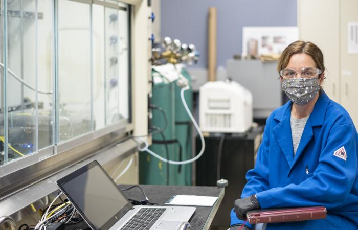 Brenda Smith is a chemist in ORNL’s Stable Isotope Research, Development, and Production Section in the Isotope Science and Engineering Directorate. Credit: Carlos Jones/ORNL, US Dept. of Energy