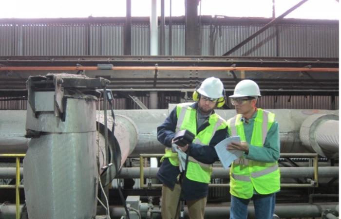 ORNL’s Thomas Wenning performs an onsite assessment by collecting furnace flue gas oxygen and temperature data at an aluminum manufacturing company. Credit: ORNL, U.S. Dept. of Energy