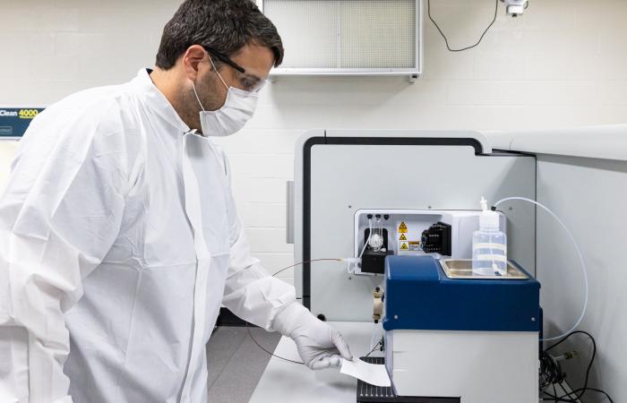 A team led by ORNL’s Benjamin Manard developed a prompt way to measure isotopic ratios, which could speed analyses supporting inspections of nuclear facilities. Credit: Carlos Jones/ORNL, U.S. Dept. of Energy