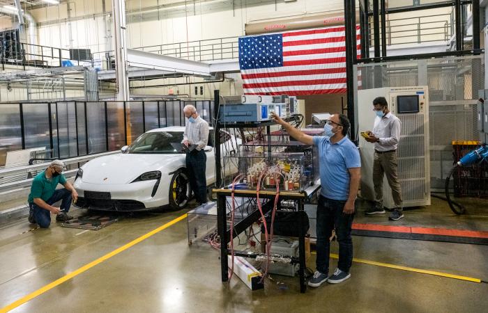 Extreme Fast-Charging Lab in ORNL’s Grid Research Integration and Deployment Center