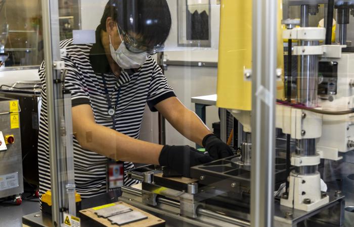 ORNL scientist Jianlin Li performs experiments on the charging cycles for lithium-ion batteries in the battery manufacturing facility. Credit: ORNL/U.S. Dept. of Energy
