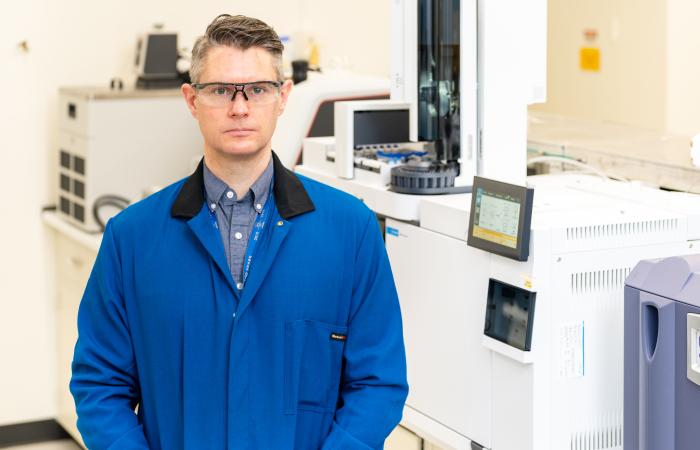 Andrew Sutton, ORNL’s group leader for chemical process scale-up in manufacturing science, is using catalysis to investigate ways to improve carbon dioxide capture and reduce emissions. Credit: ORNL, U.S. Dept. of Energy