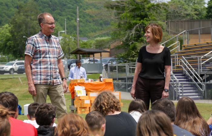 ORNL’s Susan Hubbard, right, and Stan Wullschleger enjoyed sharing their enthusiasm for working in STEM. Credit: Genevieve Martin/ORNL, U.S. Dept. of Energy