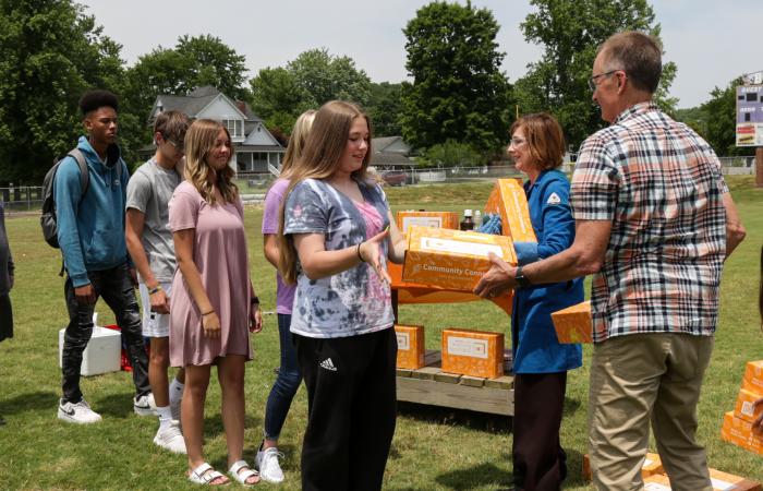 ORNL's Stan Wullschleger, right, and Susan Hubbard handed out Learning Lunchbox STEM kits to students in Oliver Springs. Credit: Genevieve Martin/ORNL, U.S. Dept. of Energy