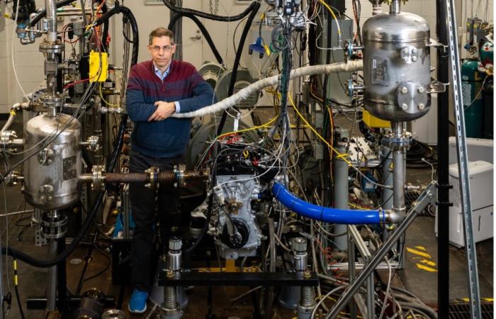 Jim Szybist, Propulsion Science section head at ORNL, is applying his years of alternative fuel combustion and thermodynamics research to the challenge of cleaning up the hard-to-decarbonize, heavy-duty mobility sector. Credit: Carlos Jones/ORNL, U.S. Dept. of Energy.