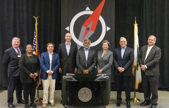 Celebrating the dedication of the Frontier exascale supercomputer are, from left, Tennessee Lt. Governor Randy McNally, DOE Office of Science Director Asmeret Asefaw Berhe, U.S. Rep. Chuck Fleischmann, Deputy Secretary of Energy David Turk, ORNL Director Thomas Zacharia, AMD CEO Lisa Su, HPE CEO Antonio Neri and ORNL Site Office Manager Johnny Moore. Credit: Carlos Jones/ORNL, U.S. Dept. of Energy