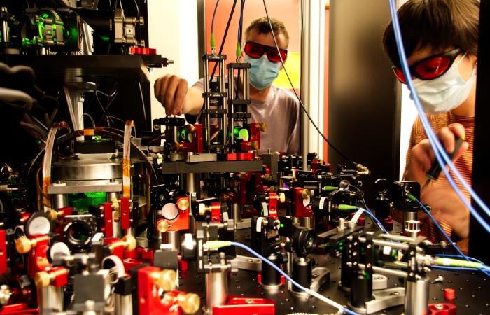 Researchers align laser light onto a quantum system of neutral atoms. Credit: Kaufman group, University of Colorado Boulder/Quantum Systems Accelerator