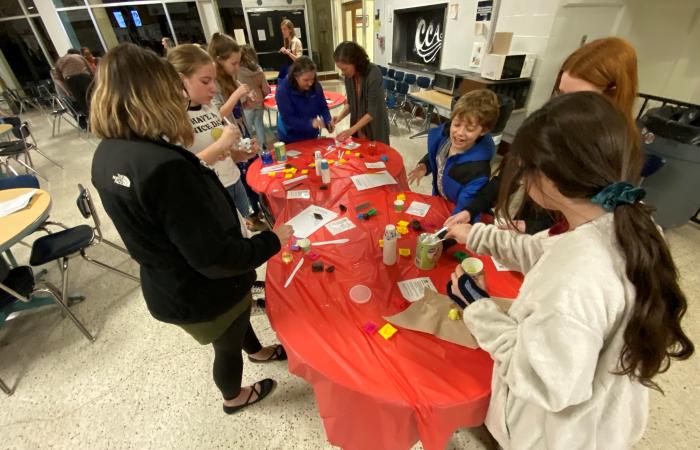 Families participate in family night bioenergy activities at a science museum, part of the outreach program by the DOE Center for Bioenergy Innovation at Oak Ridge National Laboratory. Credit: Wayne Robinson