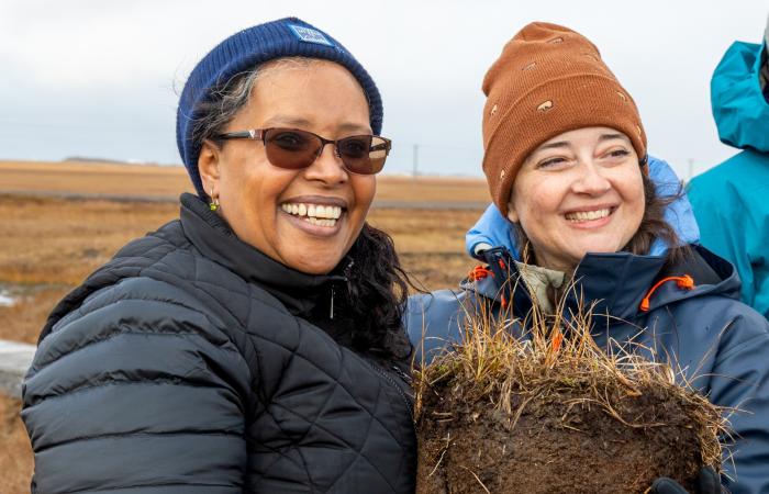 From left: DOE Office of Science Director Dr. Asmeret Asefaw Berhe with ORNL’s Colleen Iversen, director of NGEE Arctic, with a fresh soil sample collected near Utqiaġvik, Alaska. Credit: Genevieve Martin/ORNL, U.S. Dept. of Energy