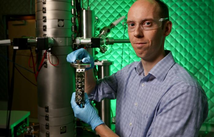 ORNL’s David Cullen used sophisticated, low-voltage microscopy to directly observe the active sites of a low-cost, platinum group metal-free fuel cell catalyst developed by a Los Alamos-led research team. Photo by Jason Richards, ORNL/DOE