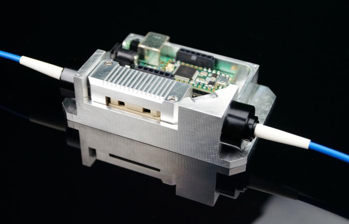 An existing Qubitekk prototype will leverage ORNL’s single-photon source approach, bringing the device closer to generating pairs of quantum light particles in a controlled, deterministic manner that is useful for quantum encryption. Image by Qubitekk.