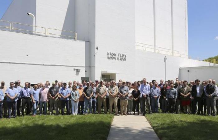 PROSPECT collaboration with HFIR personnel. (Credit: PROSPECT collaboration / Oak Ridge National Laboratory / Manuel (Dobie) Gillispie)