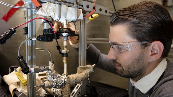 Martin Wissink of ORNL’s Buildings and Transportation Science Division applies neutrons and other diagnostic tools at Oak Ridge National Laboratory in pursuit of cleaner, sustainable and more flexible transportation technologies. Credit: Genevieve Martin/ORNL, U.S. Dept of Energy