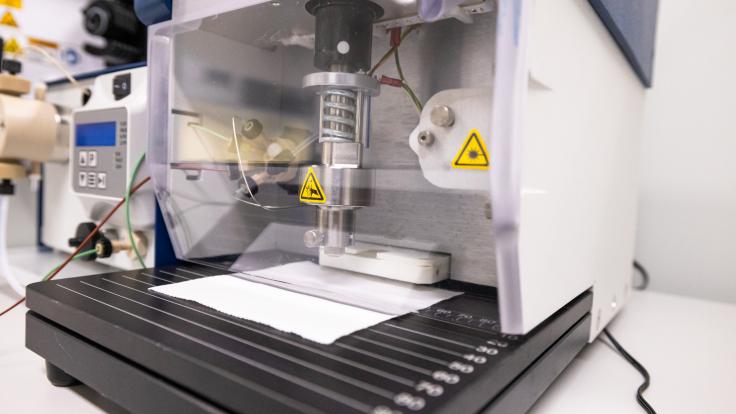 ORNL analytical chemists coupled a microextraction probe to a mass spectrometer for measurement of uranium isotope ratios from environmental swipes. Credit: Carlos Jones/ORNL, U.S. Dept. of Energy
