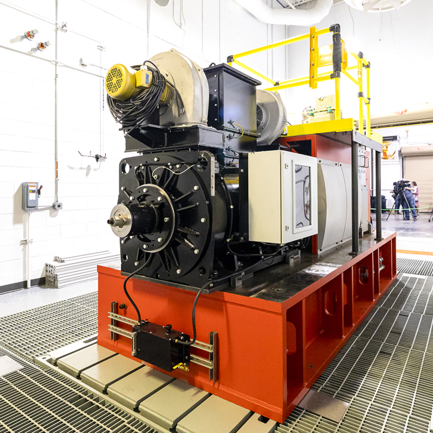 Researchers from ORNL and Argonne National Laboratory will work with Wabtec, a leading manufacturer of freight locomotives, to develop the hardware and control strategies for a single cylinder, dual-fuel engine to demonstrate the viability of using alternative fuels for locomotives. The team’s goal is to reduce carbon emissions from the roughly 25,000 locomotives already in use in North America. Credit: ORNL, U.S. Dept. of Energy