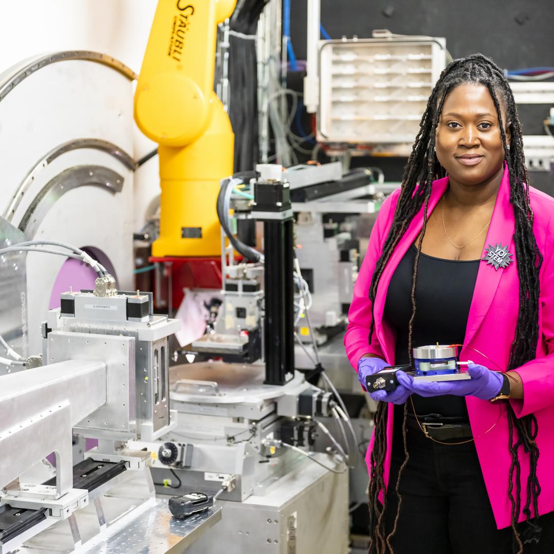 ORNL chemist and YO-STEM founder Candice Halbert focuses her professional time operating the Liquids Reflectometer at ORNL’s Spallation Neutron Source. Credit: Carlos Jones/ORNL, U.S. Dept. of Energy
