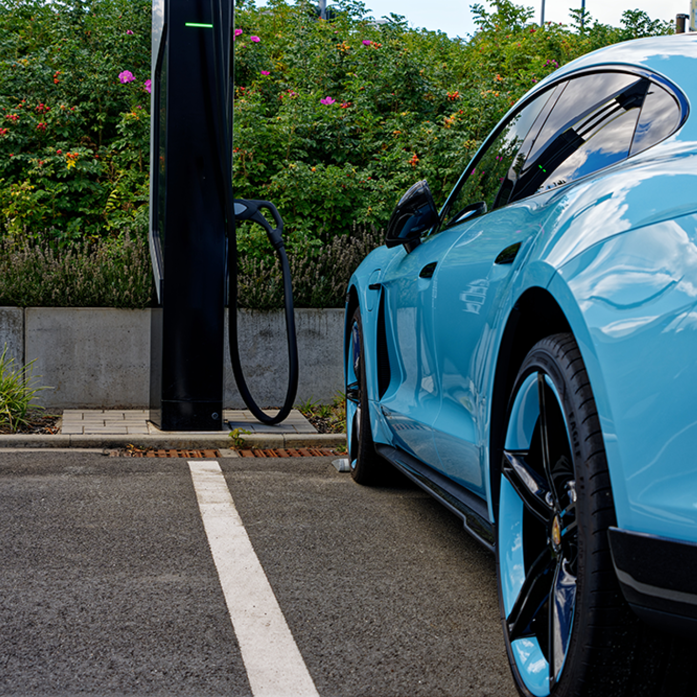 Consumers have a new resource for finding plug-in electric and fuel cell vehicle tax credits. Current owners and those considering an electric vehicle purchase can access a free tool developed by ORNL researchers for fueleconomy.gov. Credit: ORNL, U.S. Dept. of Energy