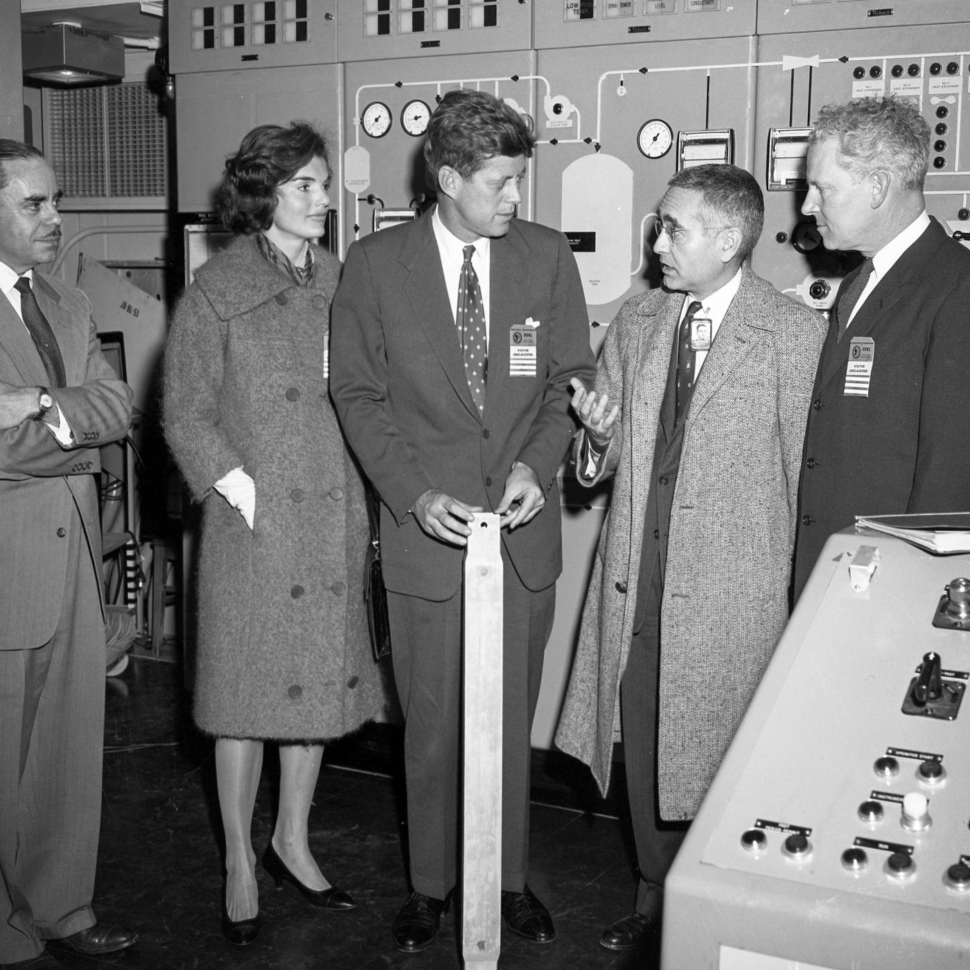 black and white photo of Alvin Weinberg and President Kennedy