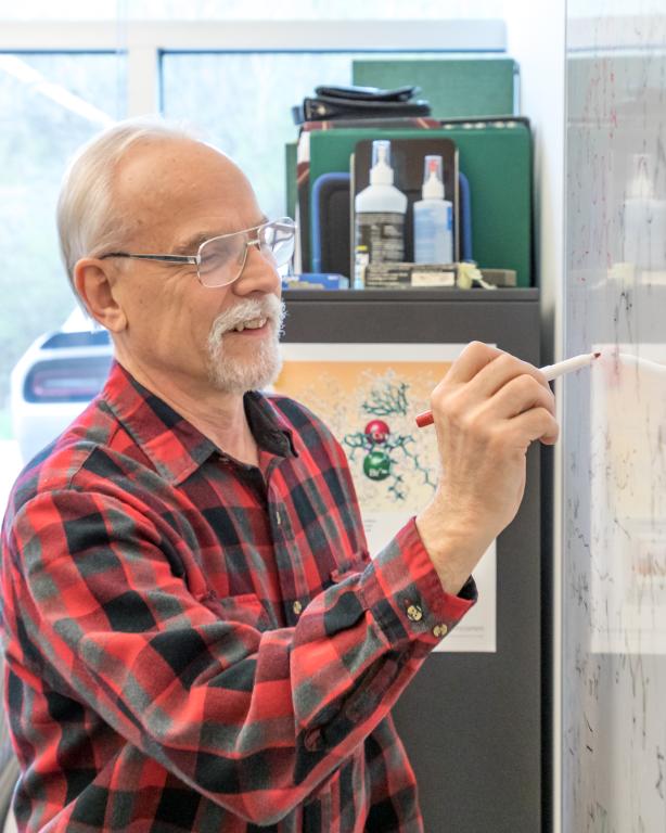 Bruce Moyer’s 40-year career as a chemist at Oak Ridge National Laboratory has advanced the nation’s nuclear, environmental, and clean energy solutions across decades with basic-to-applied research in chemical separations.