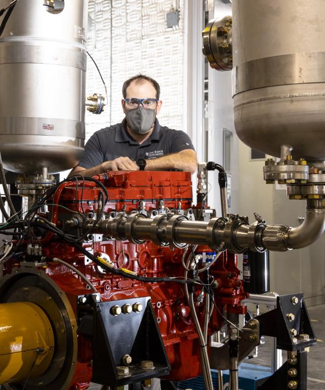 ORNL’s Scott Curran conducts research as part of DOE’s Co-Optimization of Fuels & Engines (Co-Optima) Initiative. Credit: Carlos Jones, ORNL/U.S. Dept. of Energy.