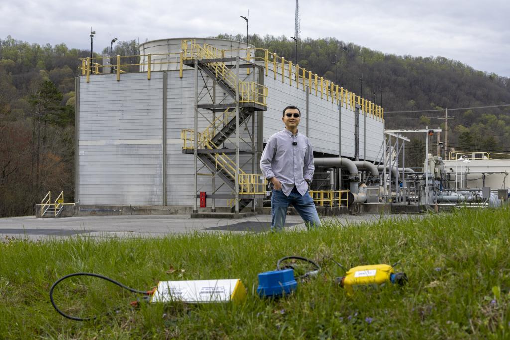 Chengping Chai found that portable seismic sensors could be used to detect the operating status of a nuclear reactor, such as the High Flux Isotope Reactor at ORNL. Credit: Carlos Jones/ORNL, U.S. Dept. of Energy