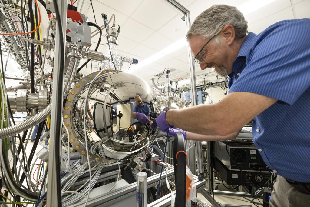 As part of the Quantum Science Center headquartered at ORNL, Robert Moore probes the interface between a topological insulator and a superconductor with spin- and angle-resolved photoemission spectroscopy. Credit: Carlos Jones/ORNL, U.S. Dept. of Energy