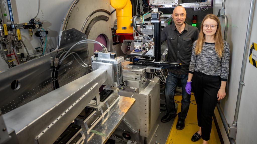 From left, Mat Doucet of Oak Ridge National Laboratory and Sarah Blair of the National Renewable Energy Lab used neutrons to understand an electrochemical way to produce ammonia. Credit: Genevieve Martin/ORNL, U.S. Dept. of Energy