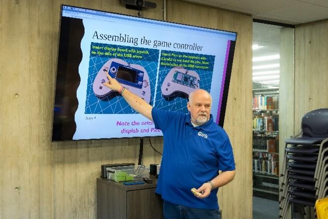 ORNL researcher Thomas Proffen presents a slide on assembling a game controller to a class of STEM students
