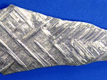 This is an example of the decorative pattern formed on a surface of an austenitic alloy single crystal.