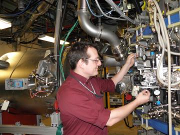 ORNL’s Drew Elliott served as a major collaborator in upgrading the Princeton Plasma Physics Laboratory’s Lithium Tokamak Experiment-Beta. Credit: Robert Kaita, Princeton Plasma Physics Laboratory