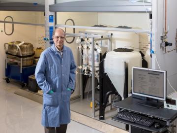 ORNL’s Ramesh Bhave poses in his lab in March 2019. Bhave developed the Membrane Solvent Extraction process, which can be used to recover cobalt and other metals from spent lithium-ion batteries. Credit: Carlos Jones/ORNL, U.S. Dept. of Energy