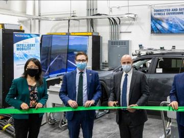 EERE Assistant Secretary Daniel Simmons, center right, with ORNL’s Xin Sun, EERE Deputy Assistant Secretary Alex Fitzsimmons and ORNL’s Moe Khaleel, helped launch new capabilities to advance connected and automated vehicle technologies at the DOE National Transportation Research Center at ORNL. Credit: Carlos Jones/ORNL, U.S. Dept. of Energy