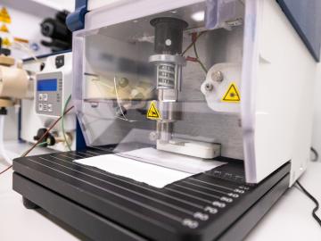 ORNL analytical chemists coupled a microextraction probe to a mass spectrometer for measurement of uranium isotope ratios from environmental swipes. Credit: Carlos Jones/ORNL, U.S. Dept. of Energy