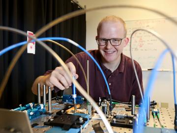 ORNL’s Joseph Lukens runs experiments in an optics lab. Credit: Jason Richards/ORNL, U.S. Dept. of Energy