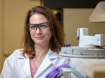 Michelle Kidder received the lab’s Director’s Award for Outstanding Individual Accomplishment in Science and Technology for her decades-long work mentoring students, teachers and early-career staff. Credit: Carlos Jones/ORNL, U.S. Dept. of Energy