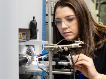 Samantha Peters co-designed and conducted experiments using ORNL’s high-performance mass spectrometry techniques to prove that bacteriophages deploy genetic code-switching to overwhelm and destroy host bacteria. Credit: Genevieve Martin, ORNL/U.S. Dept. of Energy