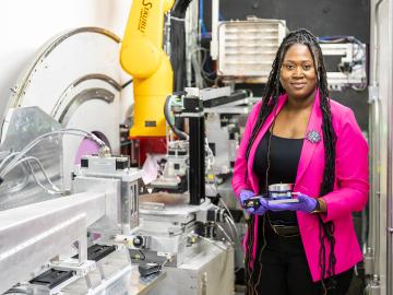 ORNL chemist and YO-STEM founder Candice Halbert focuses her professional time operating the Liquids Reflectometer at ORNL’s Spallation Neutron Source. Credit: Carlos Jones/ORNL, U.S. Dept. of Energy