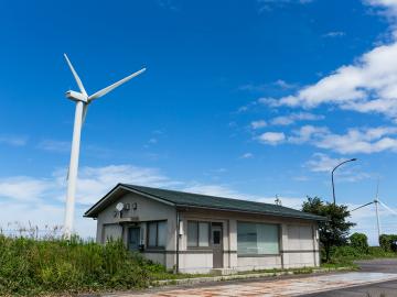 Small wind turbine and building