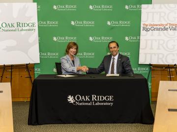 Susan Hubbard, diputada de Ciencia y Tecnología en ORNL, Can (John) Saygin, vicepresidente mayor de investigación y decano del Colegio de la Escuela de Postgrados en UTGRV, firman un Memorándum de Entendimiento comprometiéndose a fortalecer la cooperación en la investigación científica y establecer un programa colaborativo para estudiantes de pregrado. Crédito de la fotografía: Carlos Jones/ORNL, U.S. Dept. of Energy