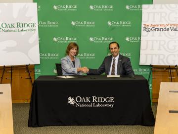 Susan Hubbard, diputada de Ciencia y Tecnología en ORNL, Can (John) Saygin, vicepresidente mayor de investigación y decano del Colegio de la Escuela de Postgrados en UTGRV, firman un Memorándum de Entendimiento comprometiéndose a fortalecer la cooperación en la investigación científica y establecer un programa colaborativo para estudiantes de pregrado. Crédito de la fotografía: Carlos Jones/ORNL, U.S. Dept. of Energy